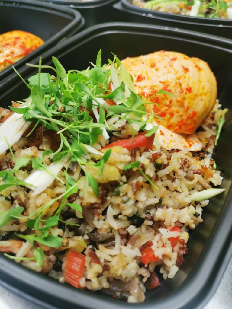 Hire caterer for delicious and nutritious lunch and dinner crew meals